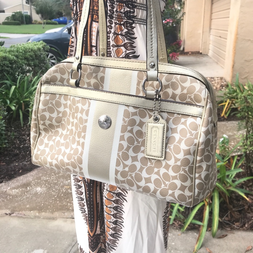 COACH BAG .